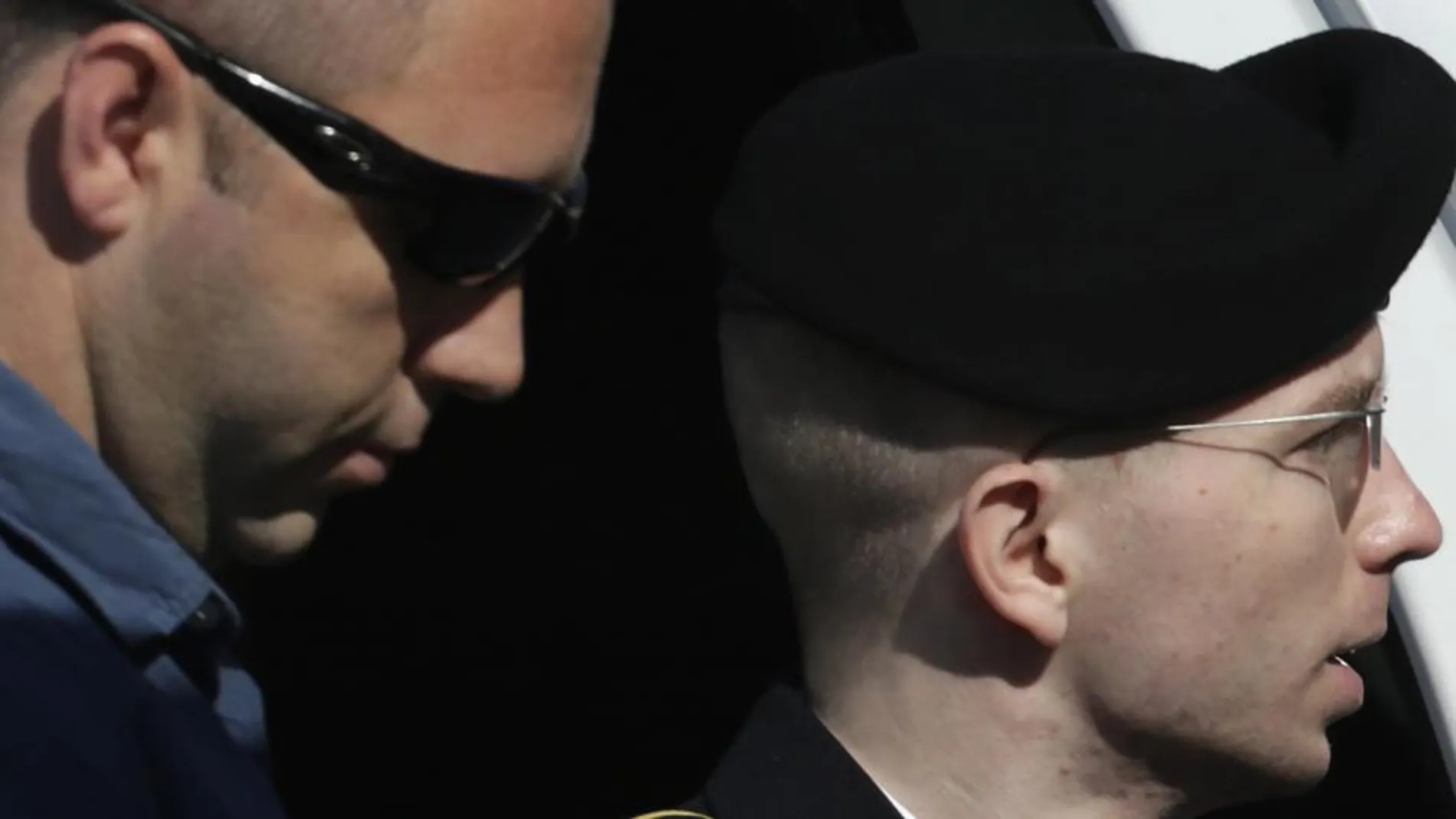 El soldado Bradley Manning llega a la corte de Fort Meade, en Maryland