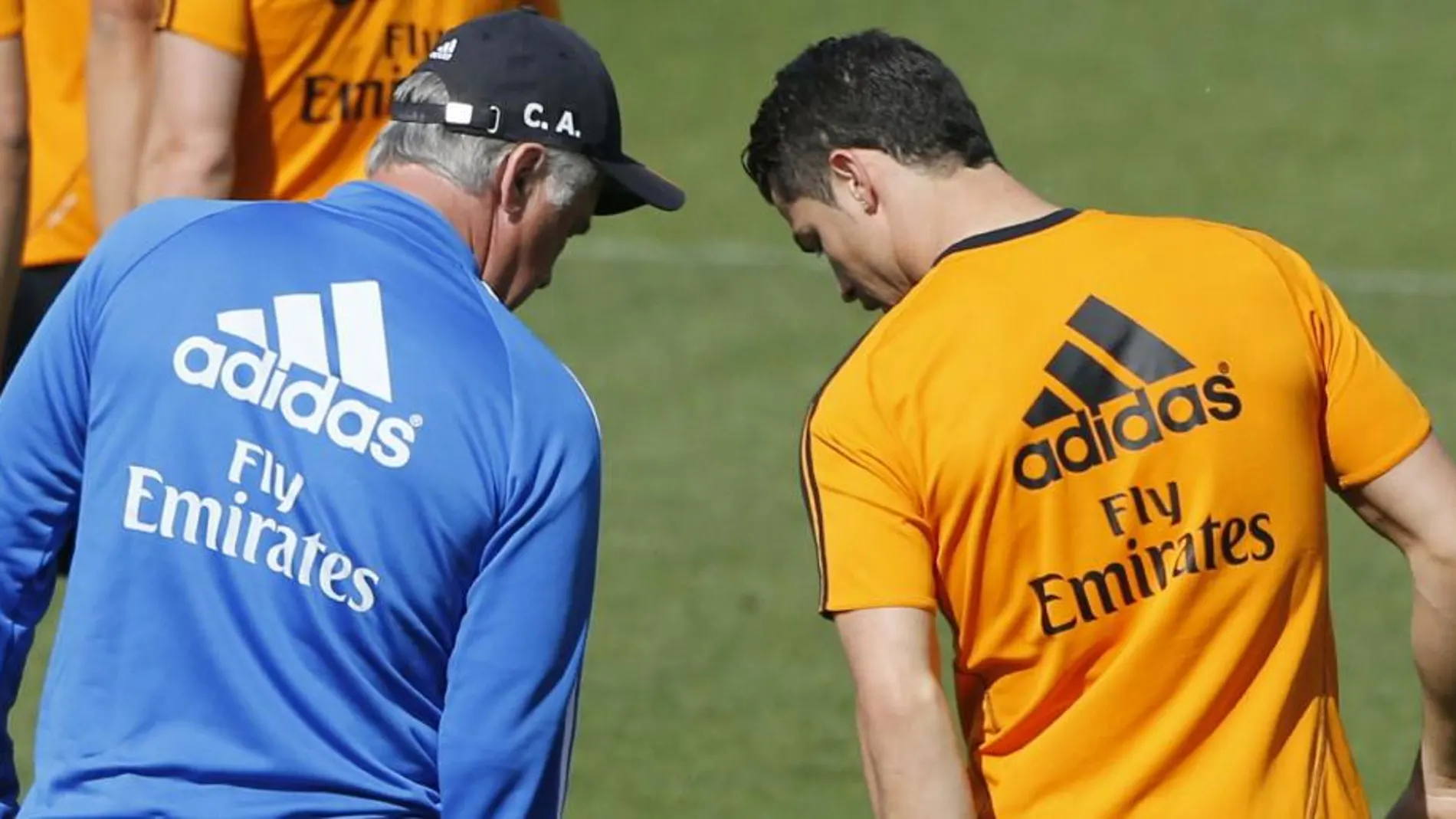 Ancelotti se interesa por la rodilla de Cristiano Ronaldo durante el entrenamiento de esta mañana