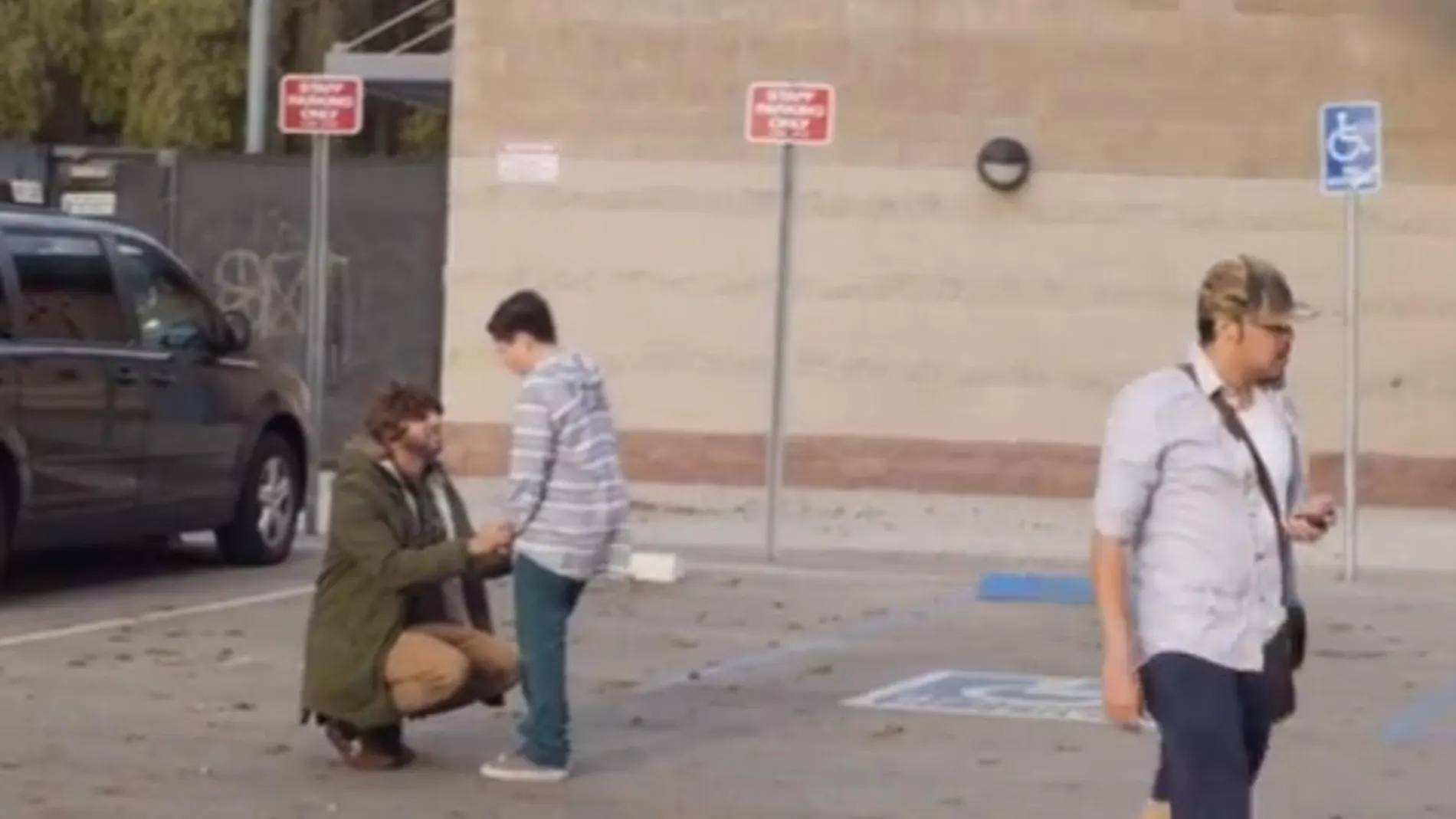 Fotograma del vídeo, en el que el secuestrador intenta convencer al niño para que se vaya con él a su coche