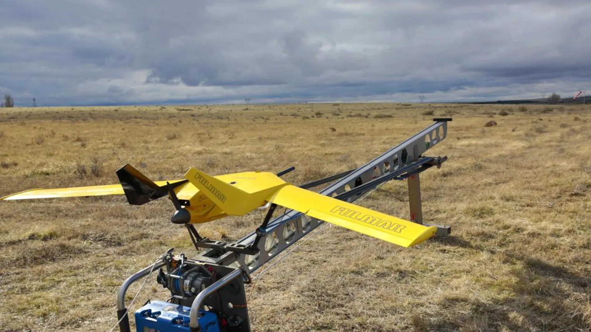 El dron Fulmar en su rampa de lanzamiento, que funciona como una ballesta