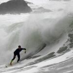 Un surfista aprovechan las grandes olas en la localidad guipuzcoana de Zumaia