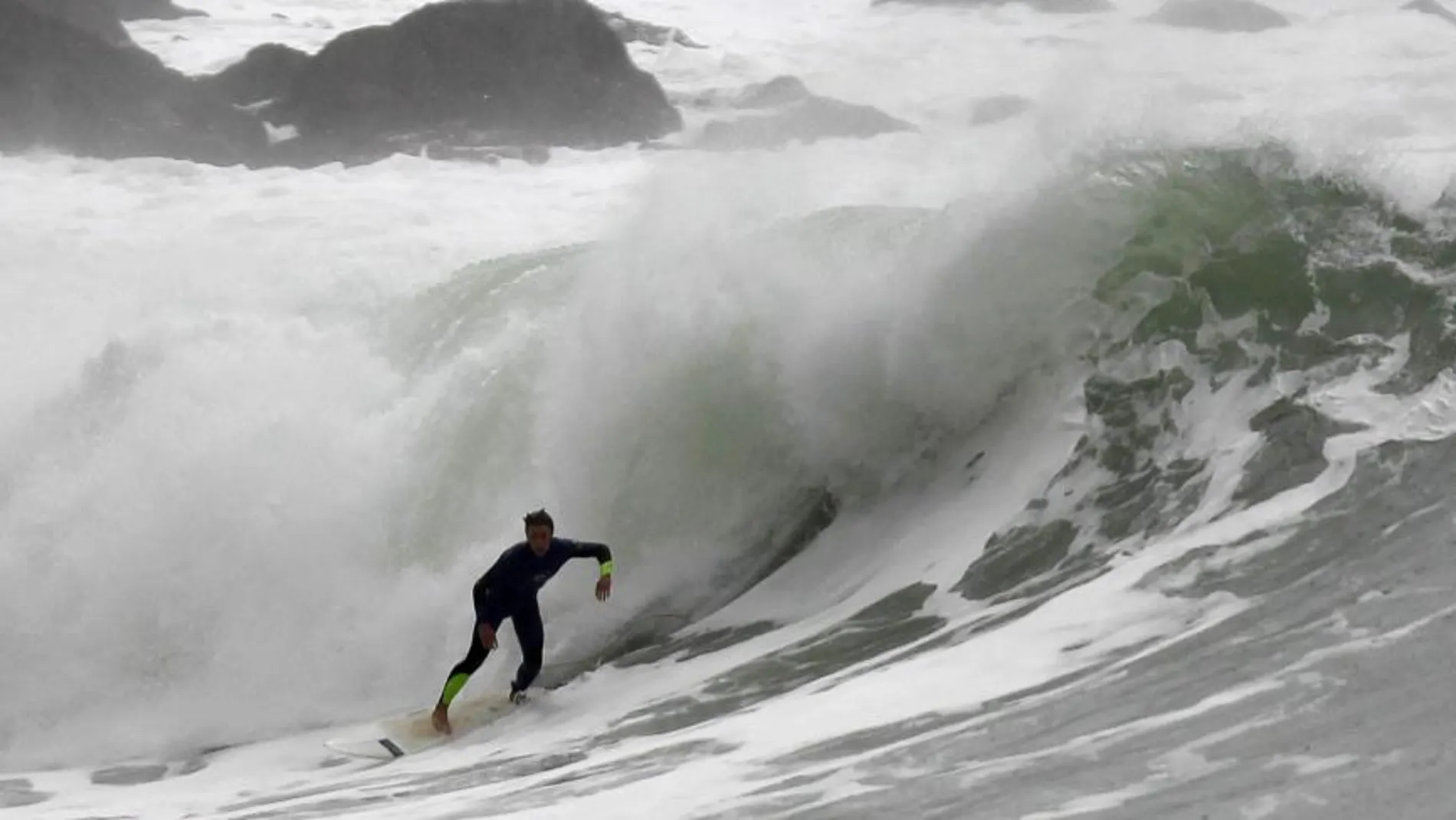 Un surfista aprovechan las grandes olas en la localidad guipuzcoana de Zumaia