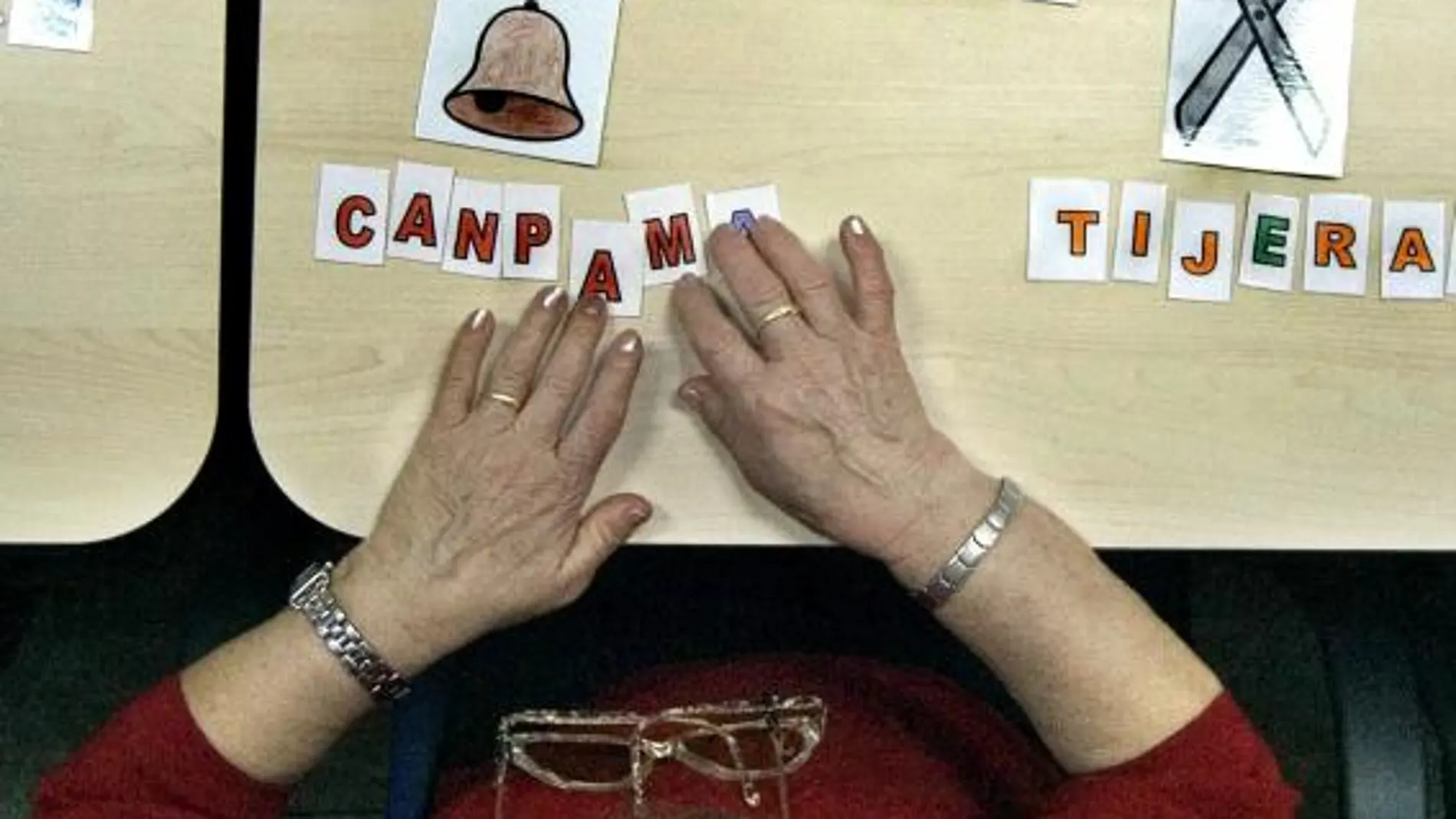 Una anciana hace juegos para combatir el alzheimer