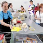 La Federación Española de Bancos de Alimentos y Cruz Roja Española reparten los alimentos que reciben en total 700 entidades benéficas