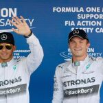 Lewis Hamilton celebra junto a Rosberg la «pole» en Sochi