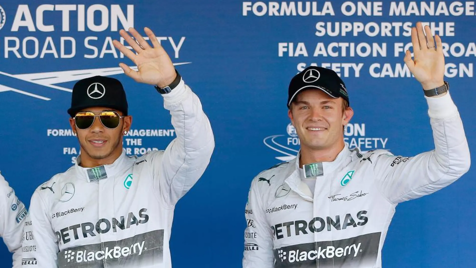 Lewis Hamilton celebra junto a Rosberg la «pole» en Sochi