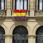La bandera republicana en la fachada del Ayuntamiento de San Sebastián