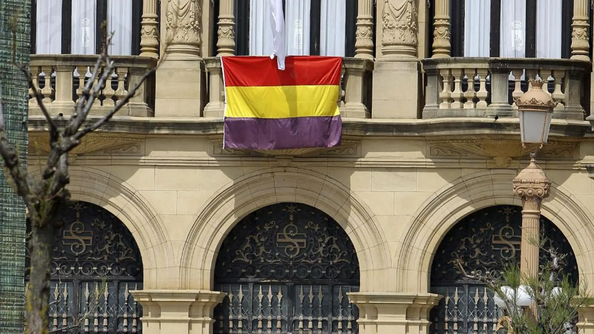 La bandera republicana en la fachada del Ayuntamiento de San Sebastián