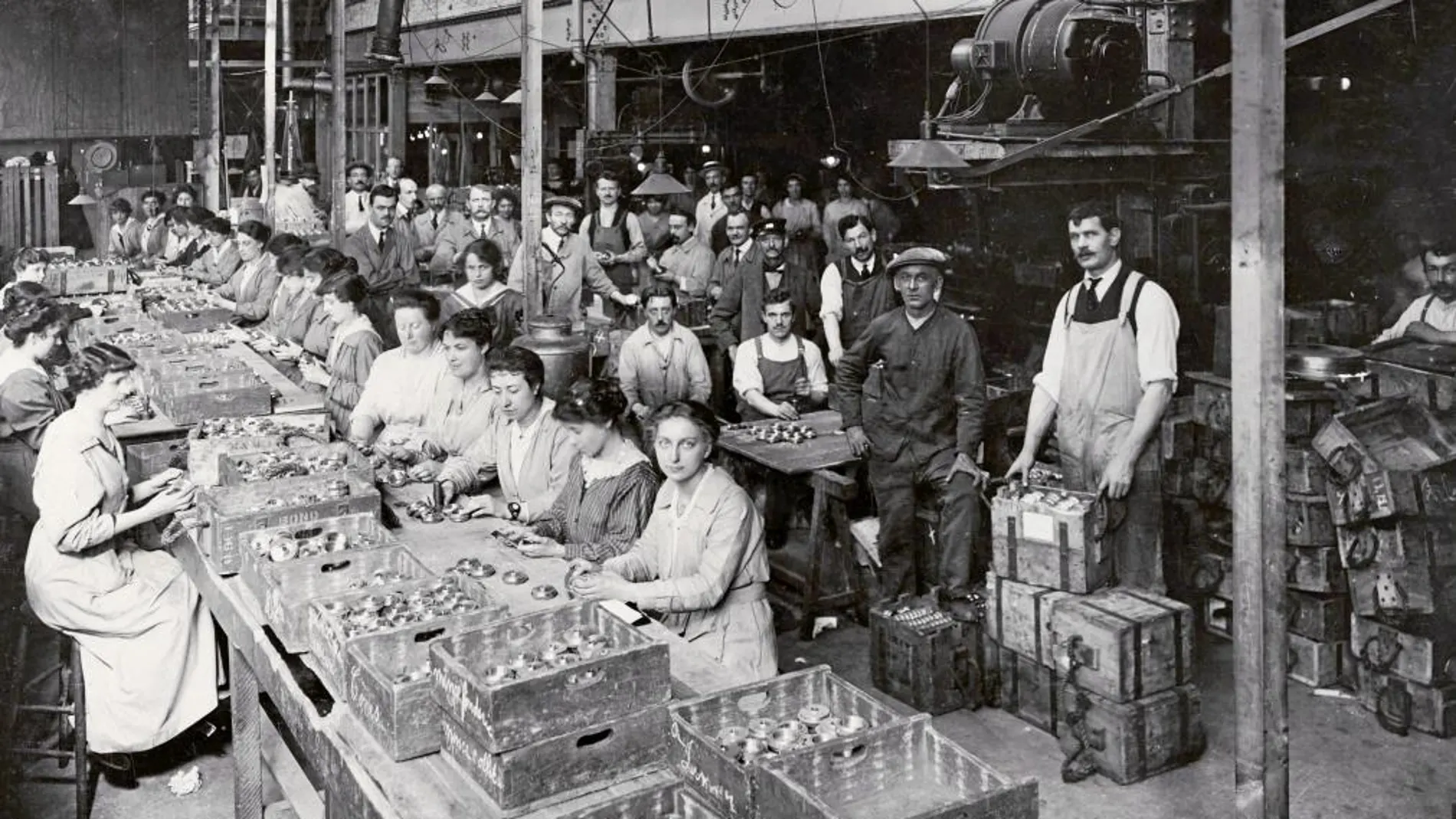 DE CASA A LA FÁBRICA. Imagen de 1916 de la factoría de munición de Brewery Road Work, un ejemplo de los miles de empleos que pasaron a desempeñar con la Gran Guerra