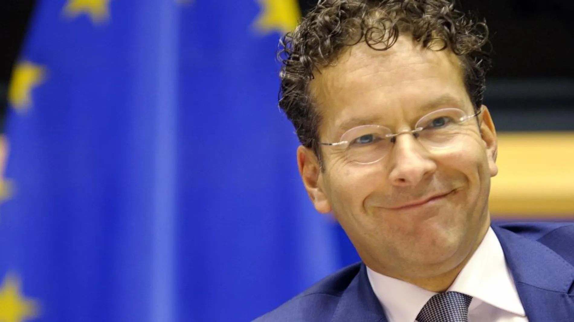 Jeroen Dijsselbloem sonríe durante la conferencia de prensa ofrecida hoy en Bruselas.