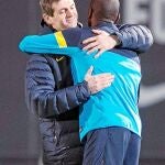 Vilanova y Abidal se funden en un abrazo al inicio del entrenamiento