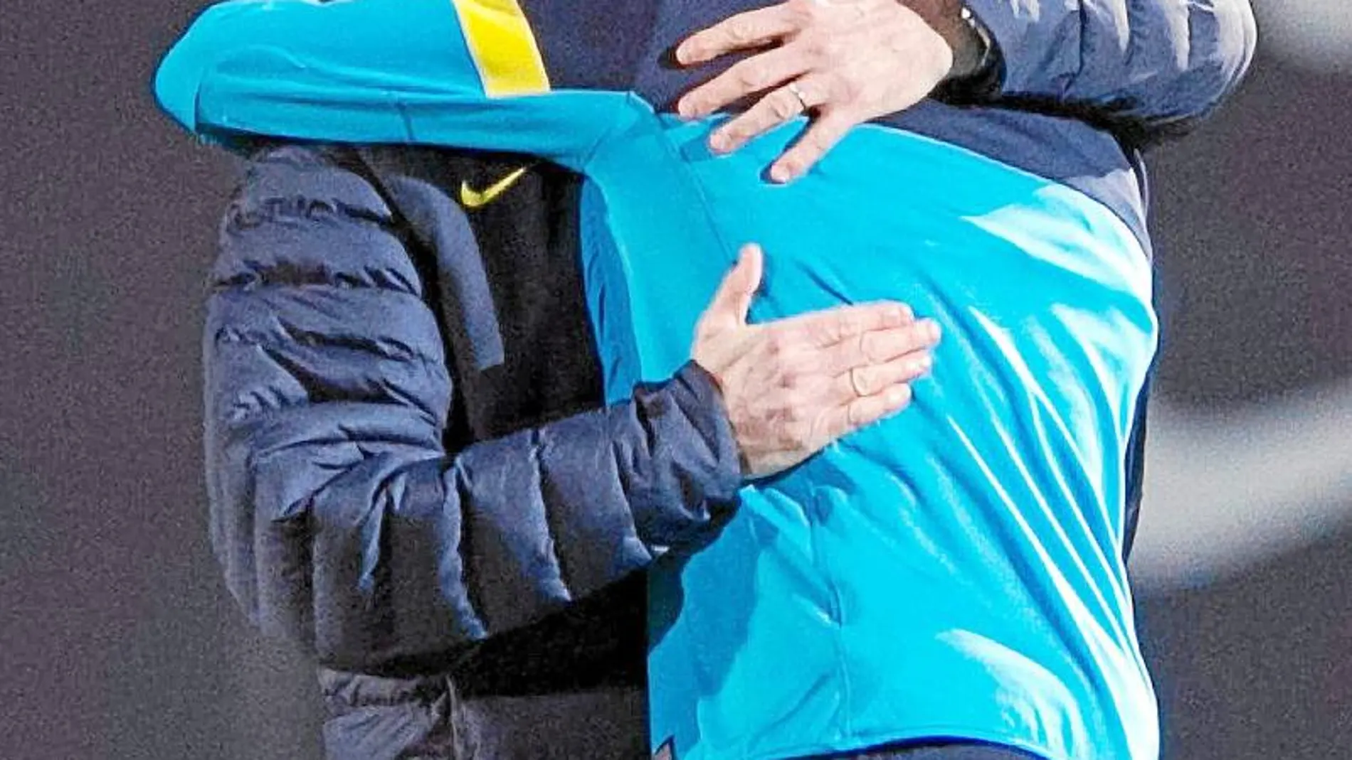 Vilanova y Abidal se funden en un abrazo al inicio del entrenamiento