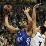 Felipe Reyes pelea un balón con Joffrey Lauvergne del Partizan.