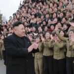 Foto de la agencia oficial coreana de Kim Jong-un, líder de Corea del Norte, aclamado en Pyongyang