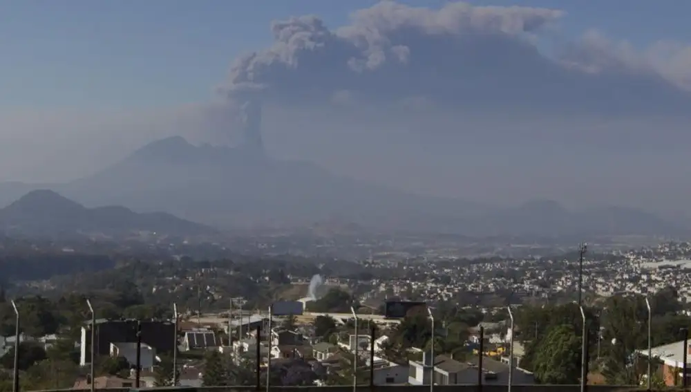 Imagen de archivo. Columna de humo del volcán Pacaya (Guatemala)
