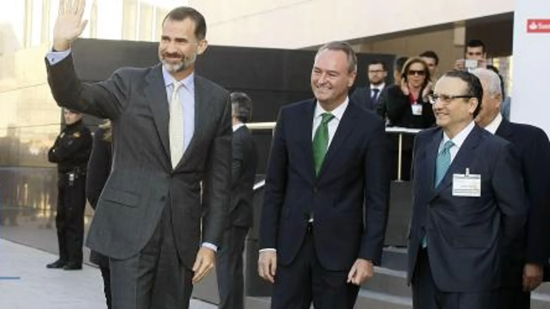 El Rey Felipe VI, acompañado por el presidente de la Generalitat Valenciana, Alberto Frabra, a su llegada al XVII Congreso de la Empresa Familiar.