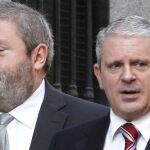 El presunto número dos de la trama Gürtel, Pablo Crespo (d), acompañado de su abogado, Miguel Durán.