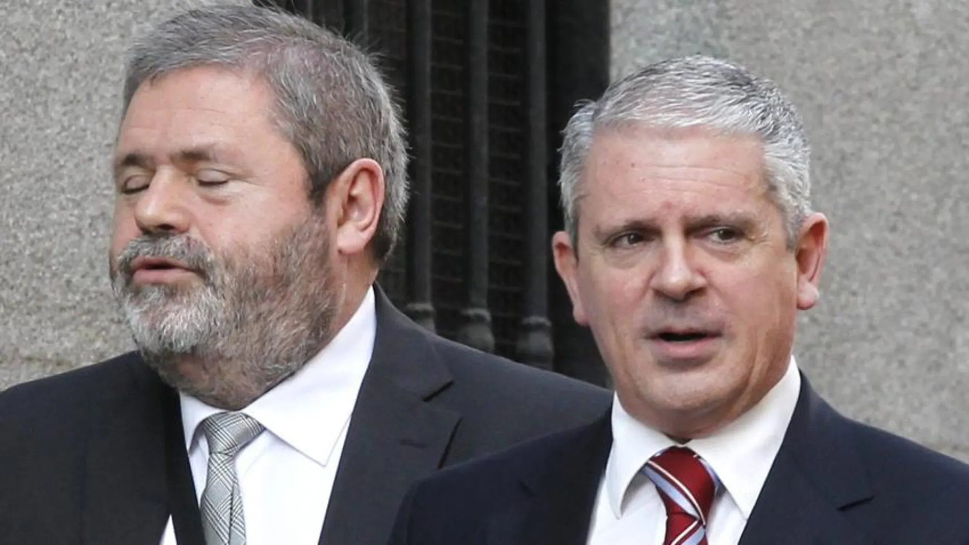 El presunto número dos de la trama Gürtel, Pablo Crespo (d), acompañado de su abogado, Miguel Durán.