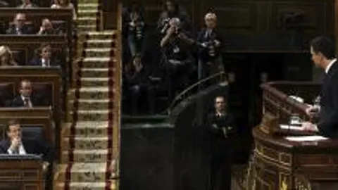 El líder del PSOE, Pedro Sánchez (d), durante su intervención hoy en el pleno del Congreso
