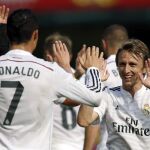 El delantero portugués del Real Madrid Cristiano Ronaldo (I) celebra con su compañero, el croata Luka Modric, ambos goleadores