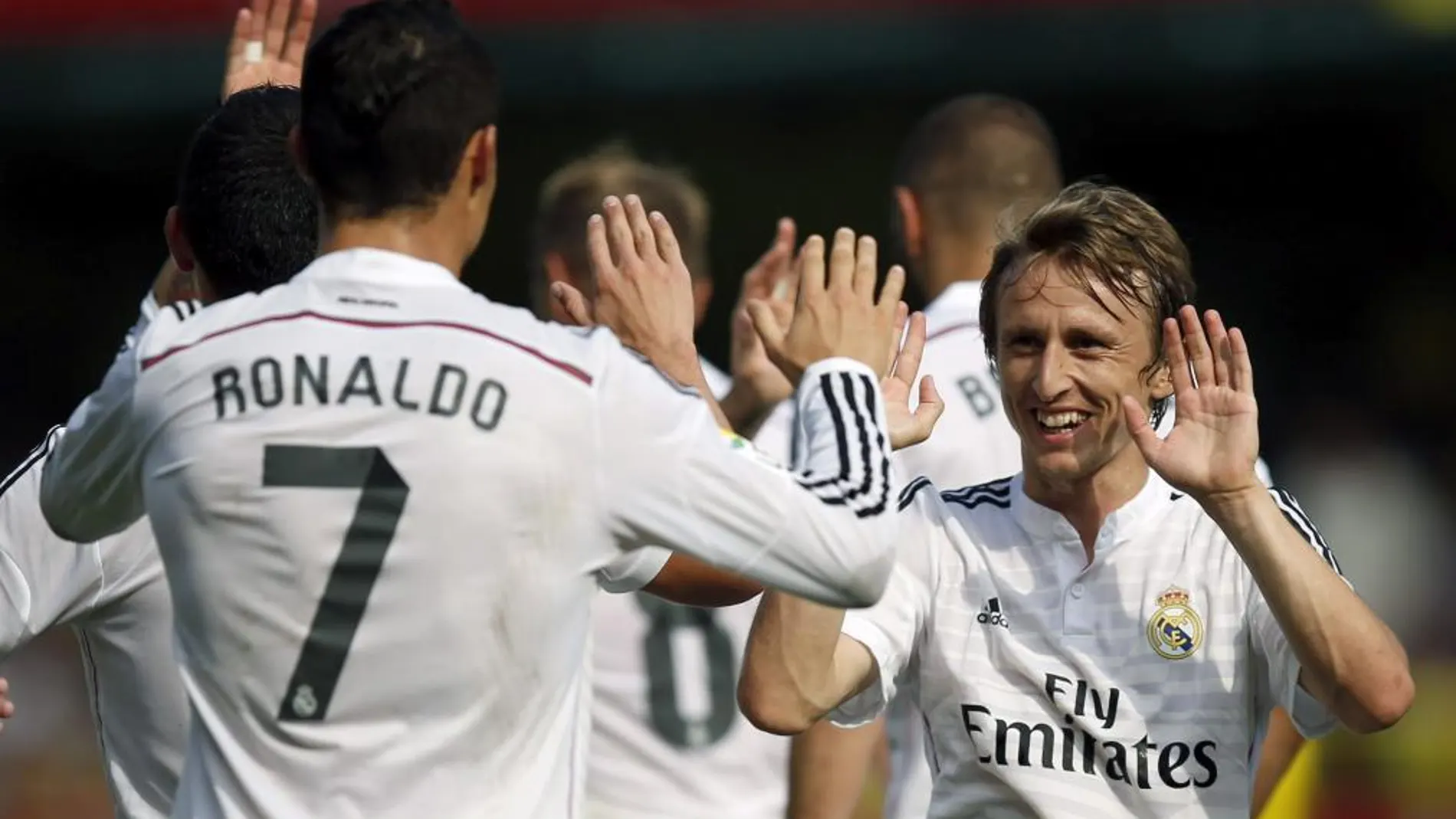 El delantero portugués del Real Madrid Cristiano Ronaldo (I) celebra con su compañero, el croata Luka Modric, ambos goleadores