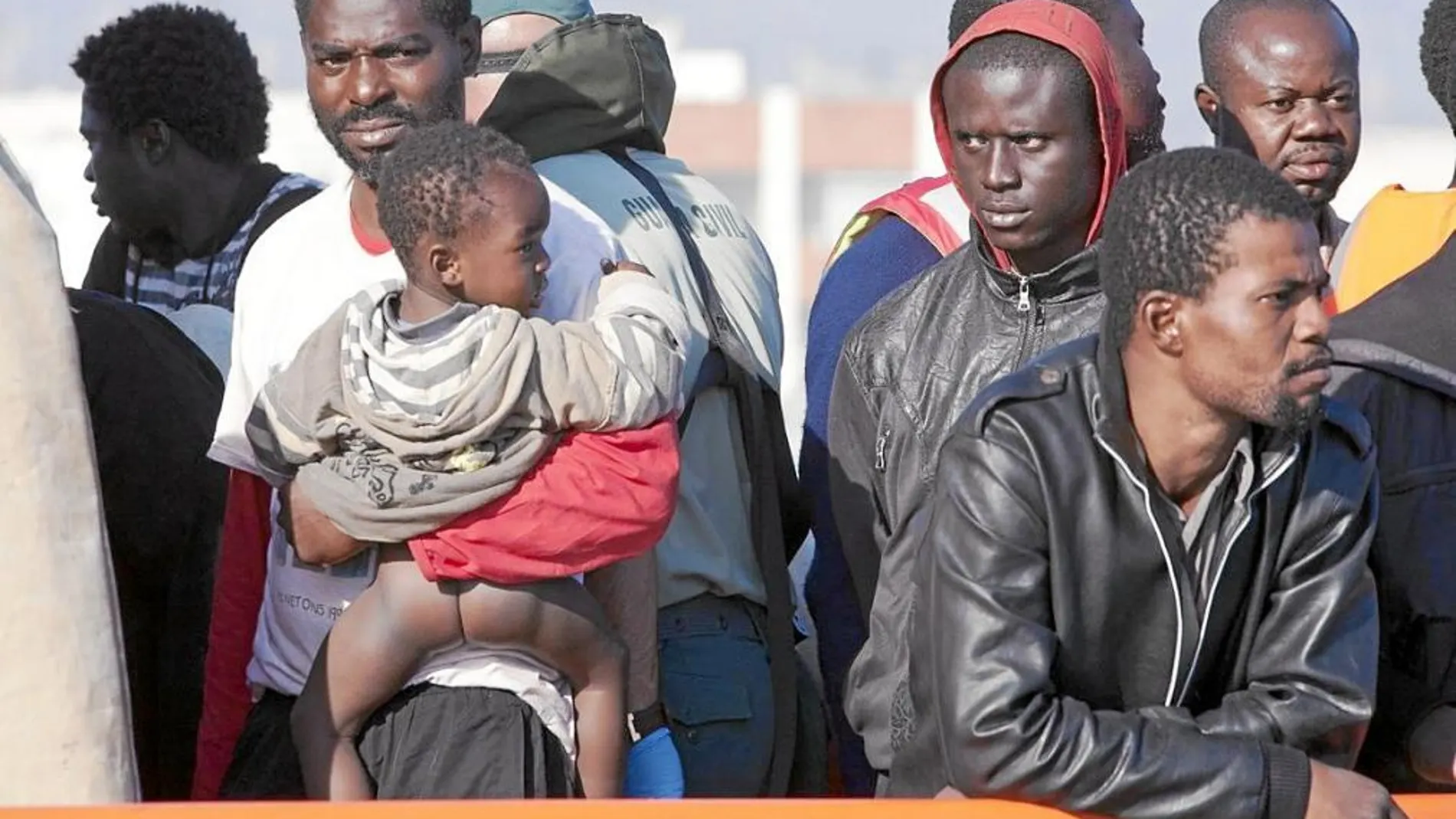 Un grupo de inmigrantes, entre ellos un bebé, es trasladado por Salvamento Marítimo hasta tierra firme para ser atendidos