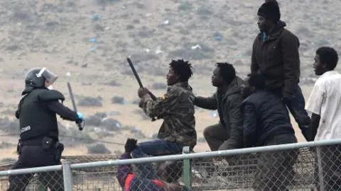 Los inmigrantes mostraron una actitud agresiva contra los agentes de la Guardia Civil