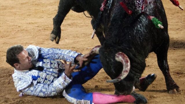 Ferrera trata de zafarse del astado de Garcigrande que le hirió en el muslo izquierdo