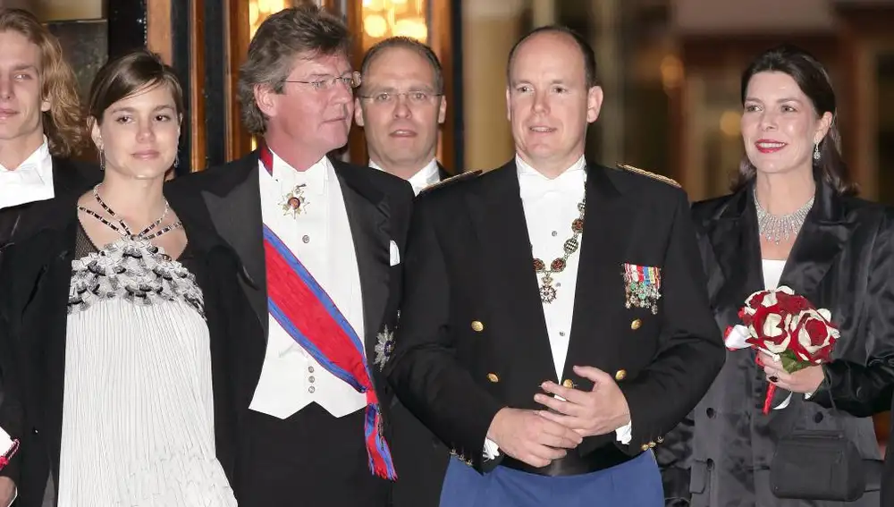 Carlota Casiraghi, Alberto de Mónaco, Ernesto de Hannover y Carolina de Mónaco duante la cena de gala con motivo de la entronización del príncipe Alberto.