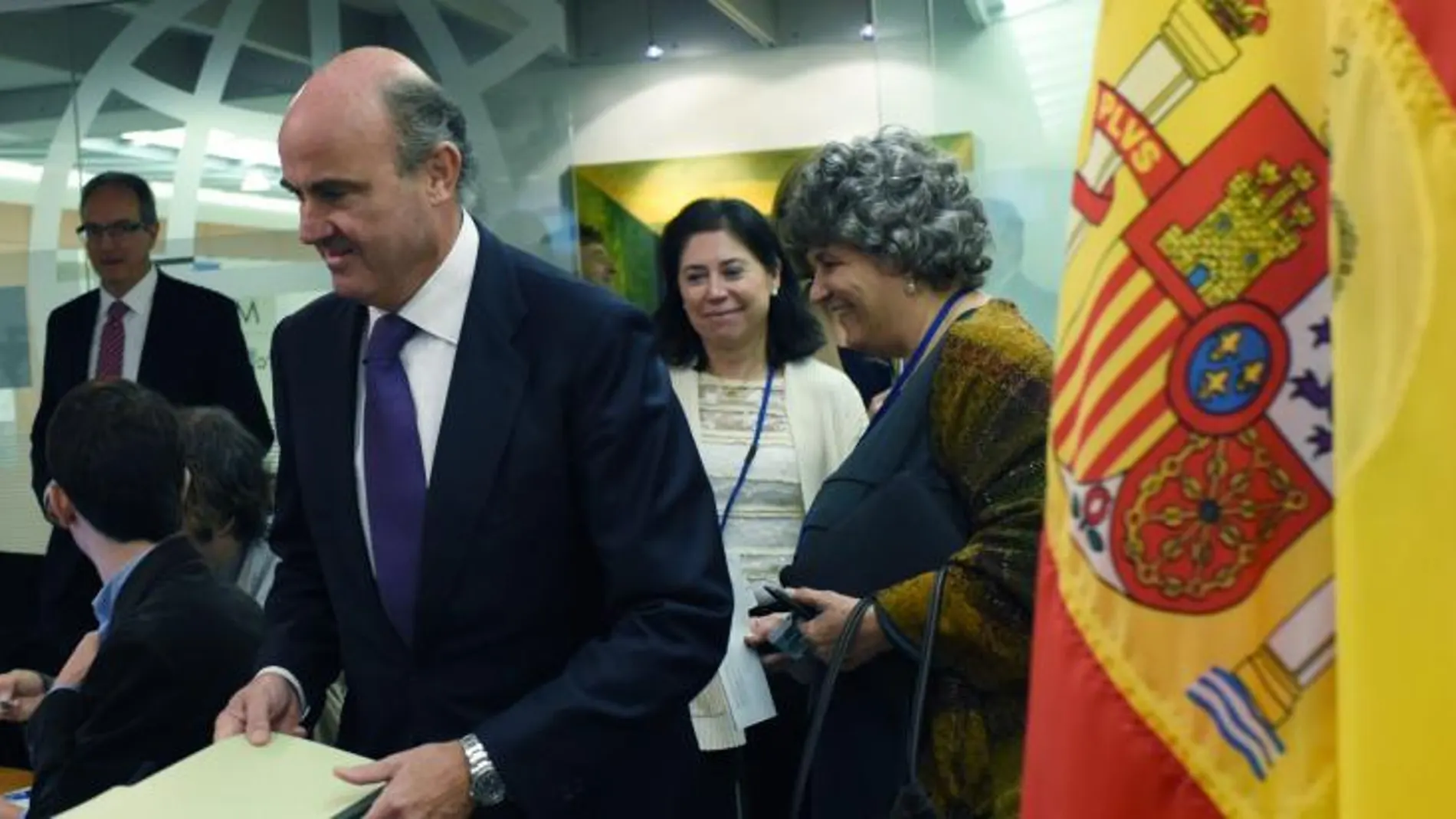 Luis de Guindos asiste a una rueda de prensa en el marco de las reuniones anuales del Fondo Monetario Internacional y el Banco Mundial en Washington DC