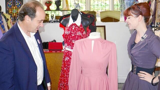 El «tory» Brook Newmark, en la imagen, en un mercadillo de Essex, dimitió el sábado como secretario de Estado para la Sociedad Civil