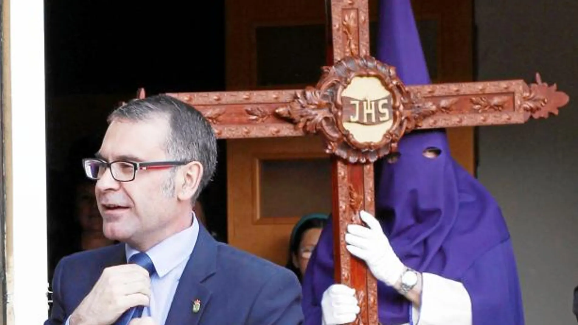 El alcalde de Parla, ayer, en la procesión de Jesús Nazareno y la Macarena del municipio