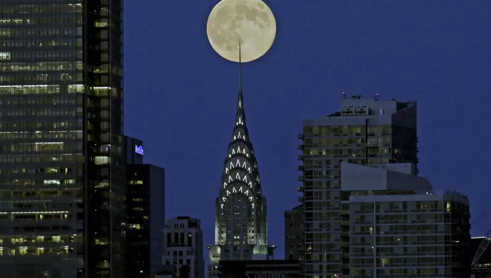 La superluna sobre el cielo de Nueva York
