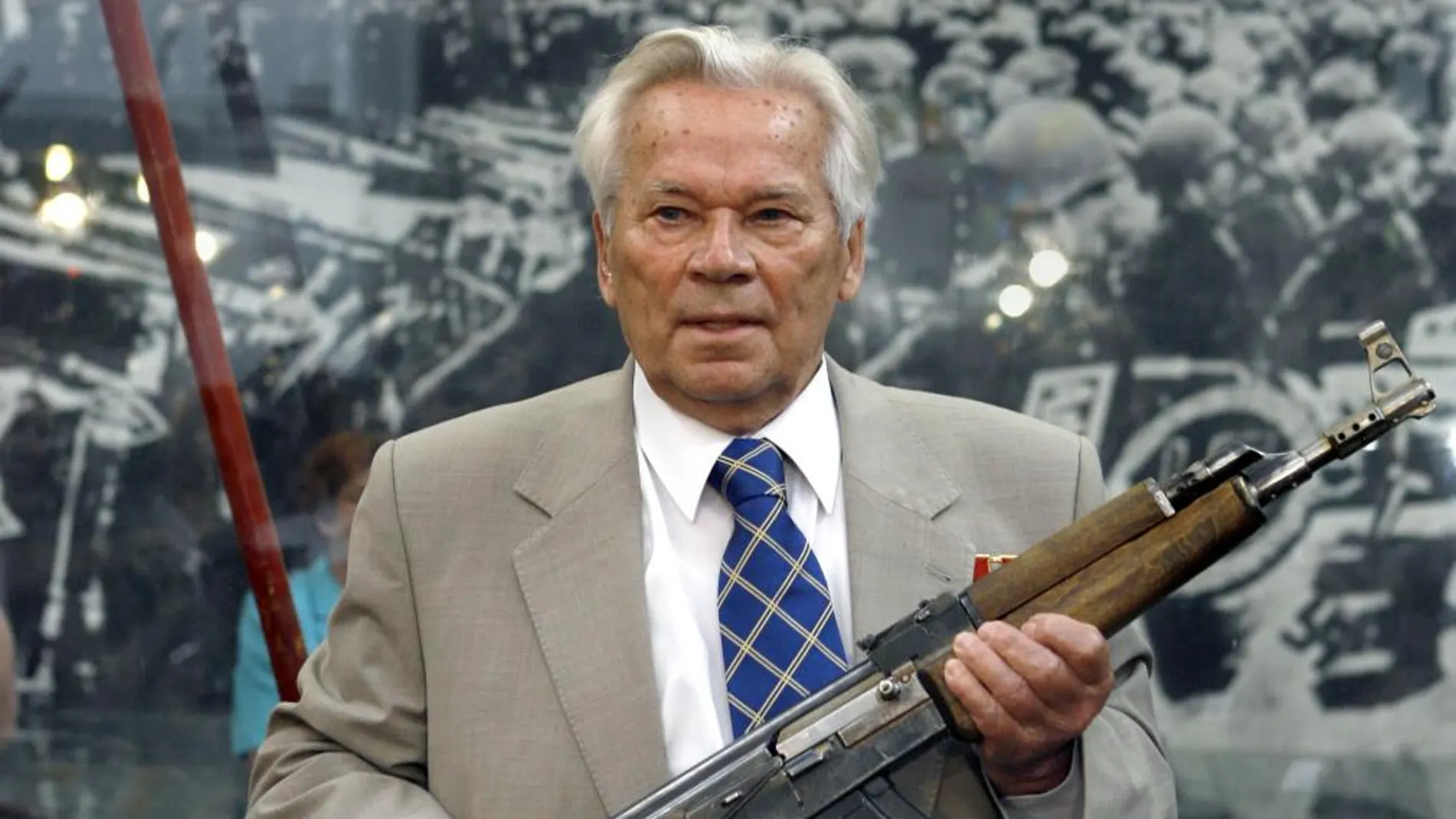Mikhail Kalashnikov posa con su fusil de asalto AK-42