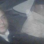 Visiblemente emocionado llegó Carromero a España. Sus primeras imágenes, a bordo de un coche policial, muestran a un joven agotado pero feliz de haber regresado a España