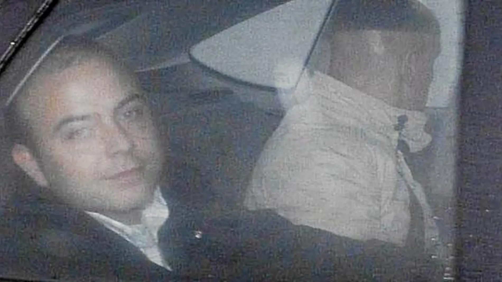 Visiblemente emocionado llegó Carromero a España. Sus primeras imágenes, a bordo de un coche policial, muestran a un joven agotado pero feliz de haber regresado a España