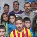 Messi, Mascherano y Pinto con los niños de Sant Pau.