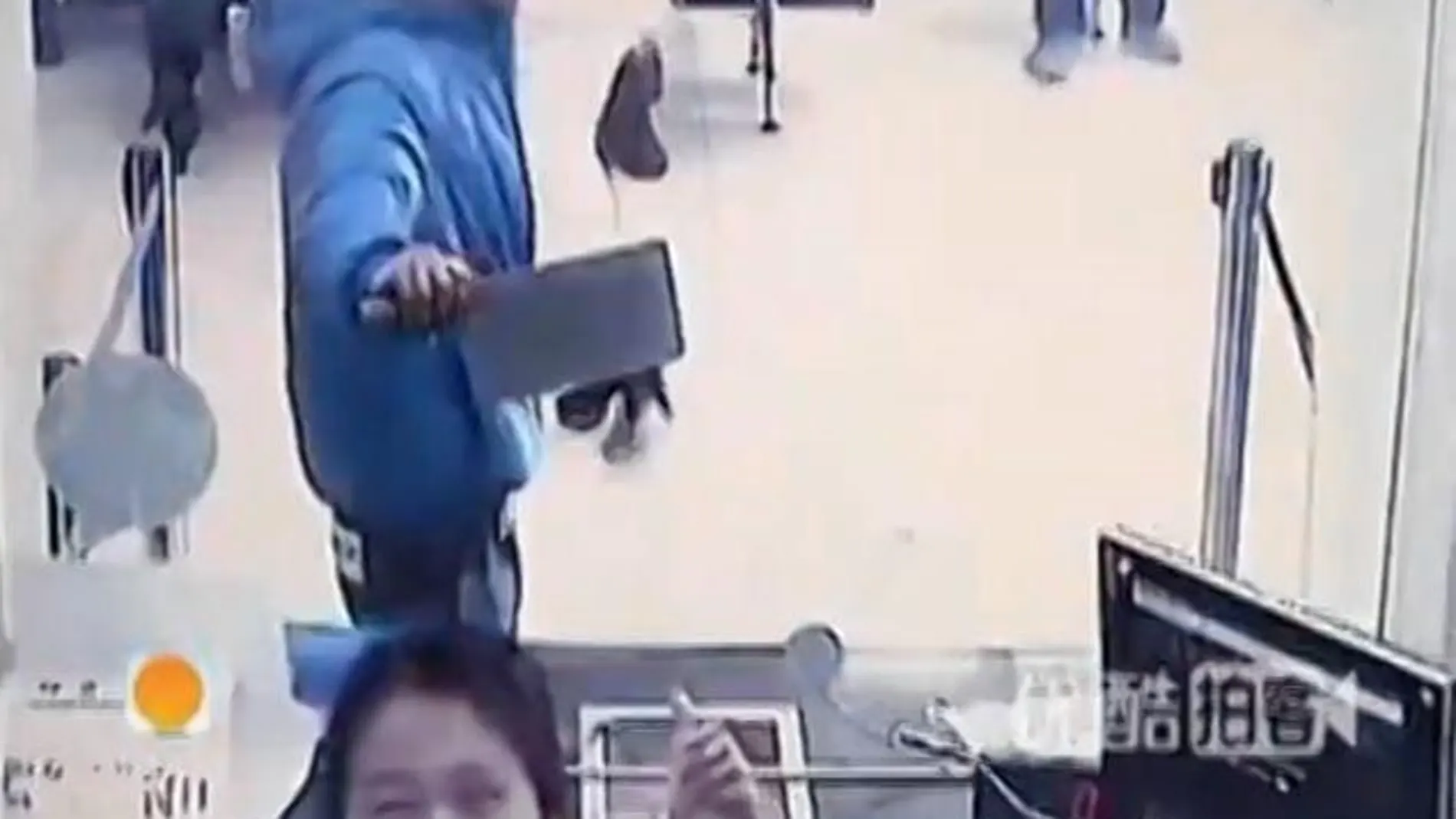 La cajera comenta en tono divertido que hay un hombre con un cuchillo detrás de la manpara a prueba de balas