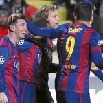 Rakitic, Rafinha, Bartras y Suárez, que también marcó, felicitan a Messi, que se convirtió en el máximo goleador de la «Champions»