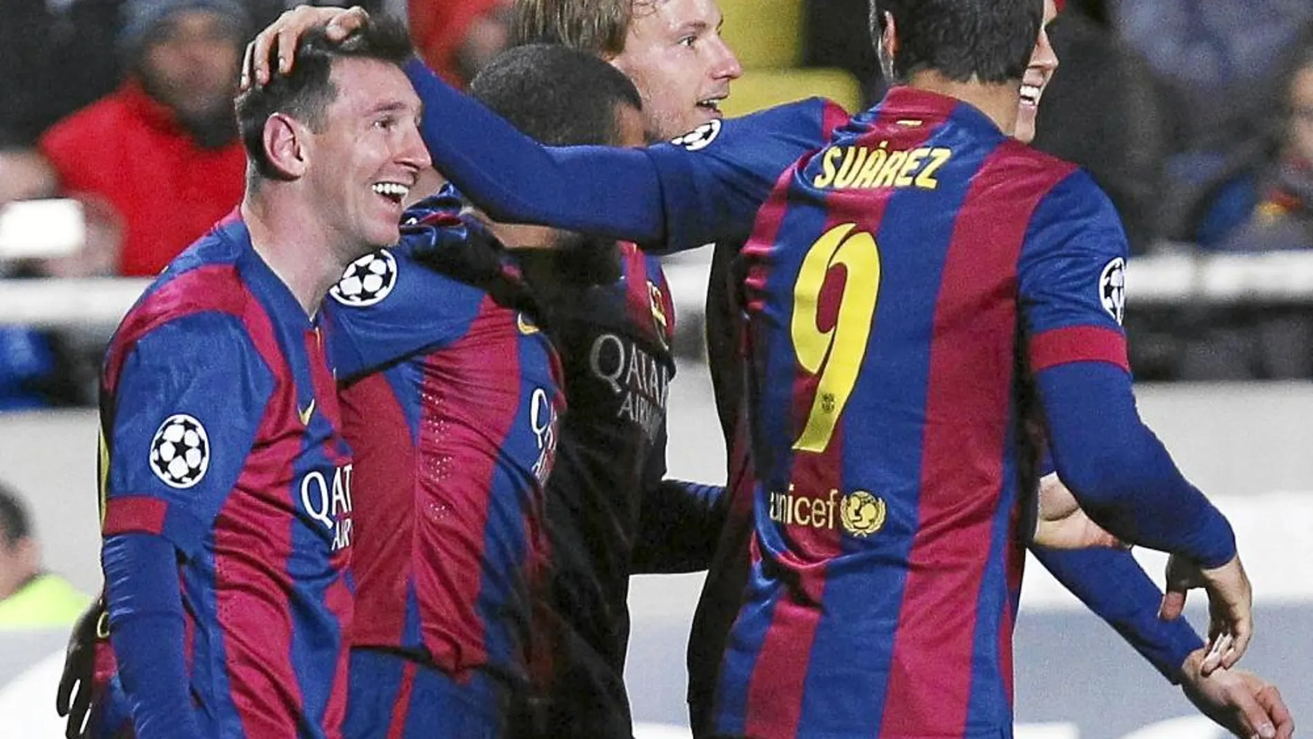 Rakitic, Rafinha, Bartras y Suárez, que también marcó, felicitan a Messi, que se convirtió en el máximo goleador de la «Champions»