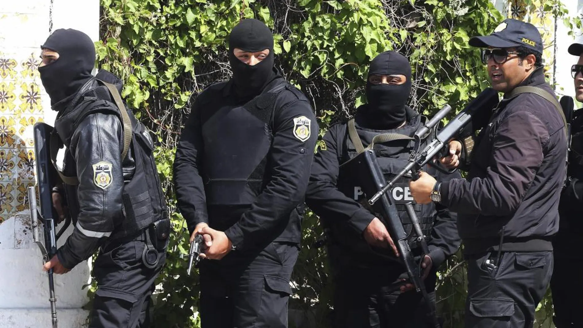 Miembros de las fuerzas de Seguridad tunecinas, toman posiciones en las proximidades del museo del Barbo en Túnez.