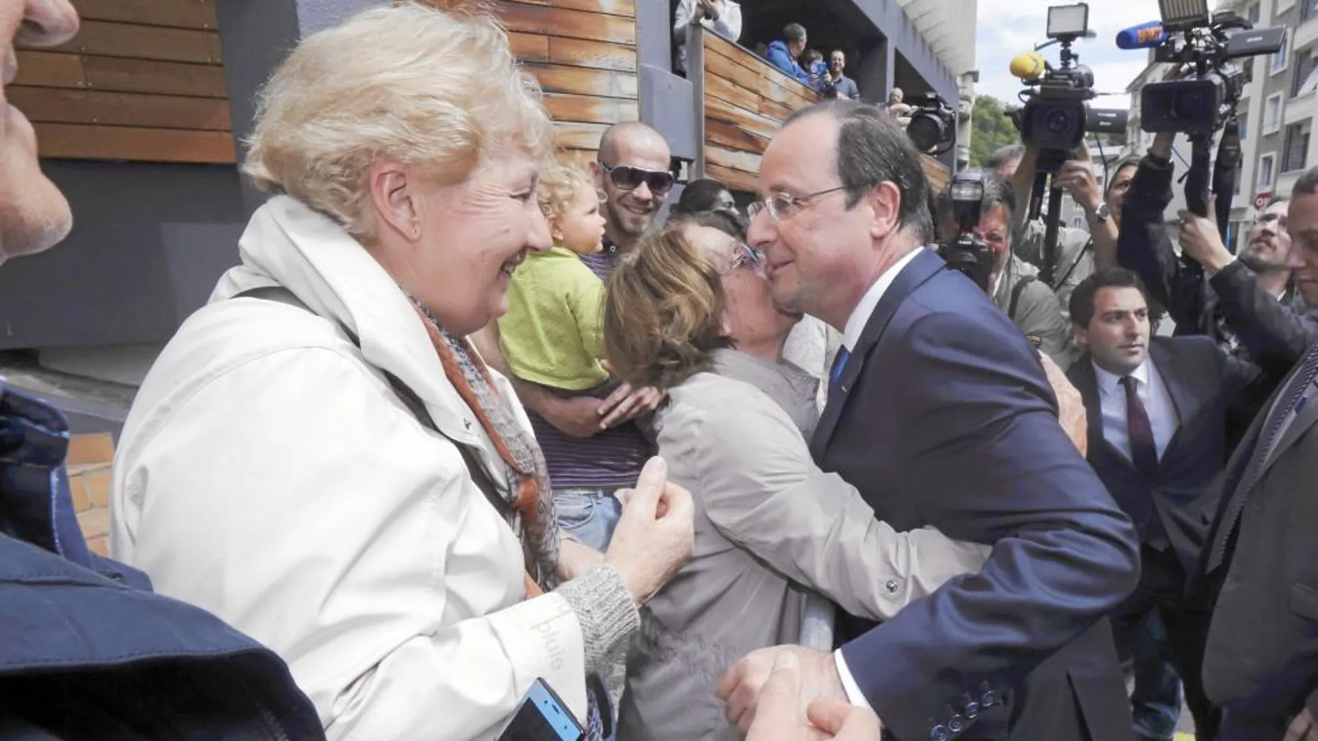 Una simpatizante saluda a Hollande tras depositar su voto en la localidad de Tulle