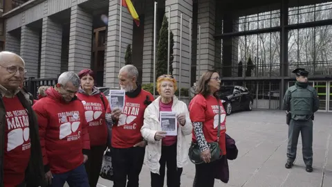 Un grupo de enfermos protestan frente al Ministerio de Sanidad