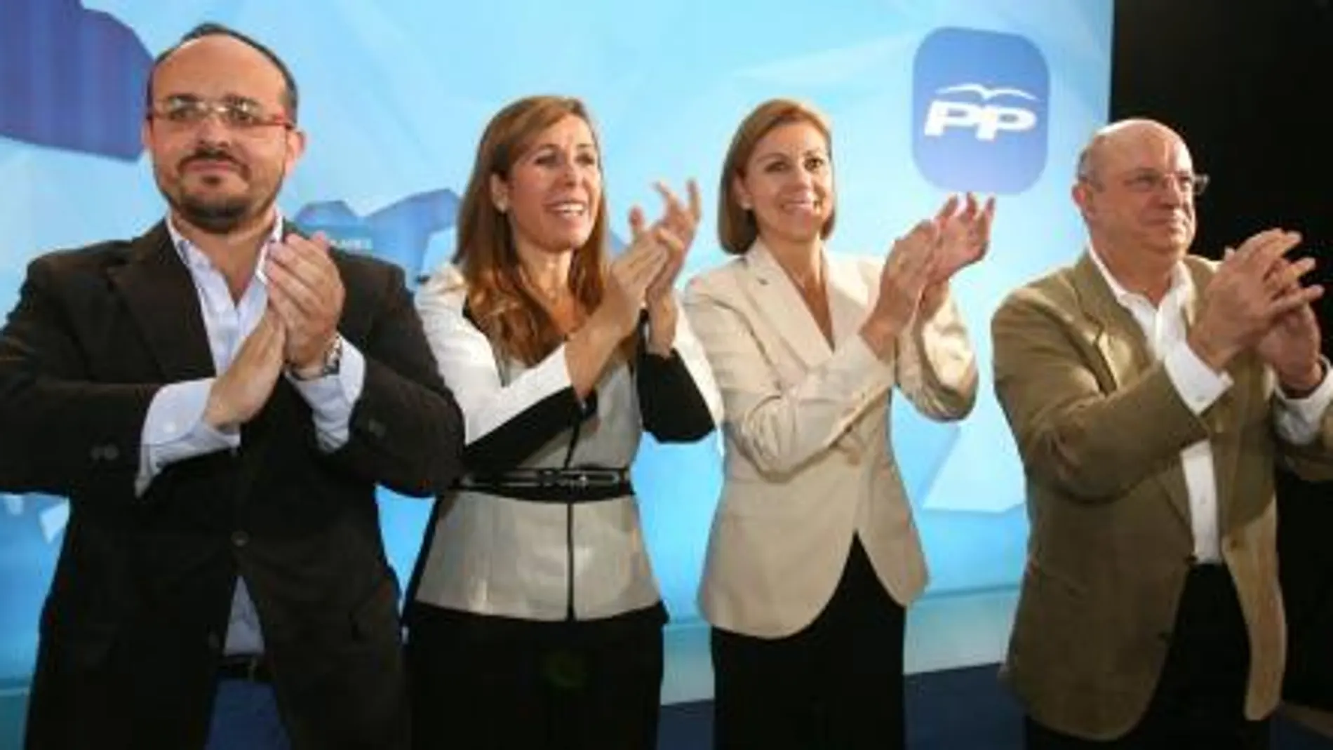 María Dolores de Cospedal, acompañada por la presidenta del PPC, Alicia Sánchez-Camacho(2i), Santiago Fisas(d) y Alejandro Fernándezi, durante el mitin que los populares han realizado hoy en Tarragona.