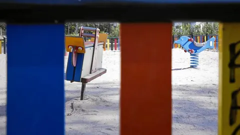 Decenas de niños juegan normalmente en el parque Flori de Ciudad Lineal, donde jugaba el jueves por la tarde la menor secuestrada minutos antes del suceso