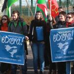 Familiares de presos etarras se manifiestan junto a la cárcel de Lannemezan, en el suroeste de Francia.