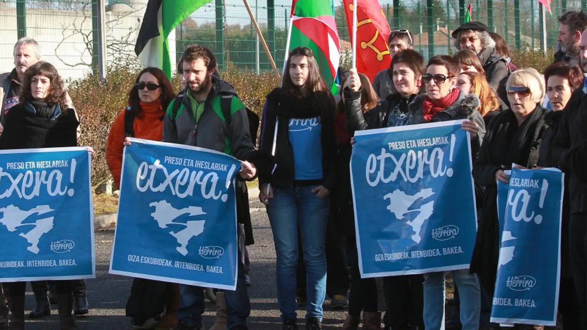 Familiares de presos etarras se manifiestan junto a la cárcel de Lannemezan, en el suroeste de Francia.