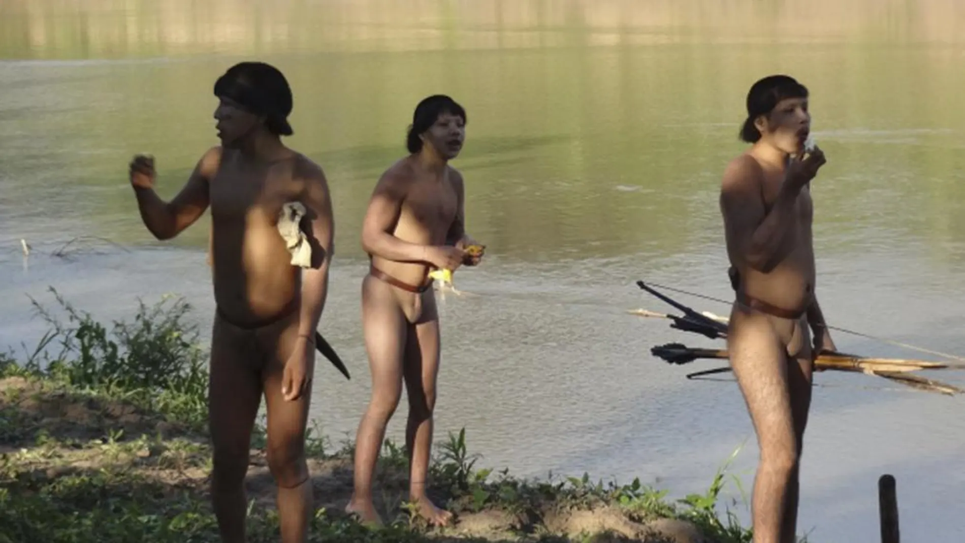 Tres de los indígenas hallados en la frotnera entre Perú y Brasil