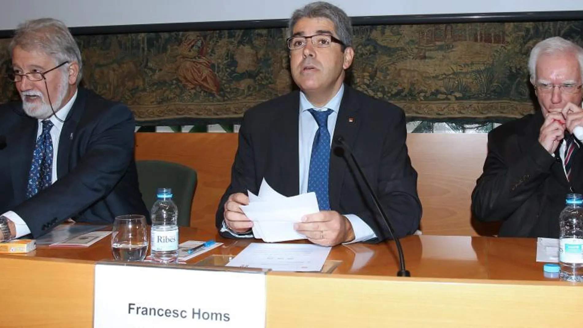 El conseller de Presidencia de la Generalitat, Francesc Homs (c), acompañado del director del centro de Història de Catalunya, Jaume Sobreques (d), y el presidente del Instituto de Estudios Catalanes, Joan Domènec (i), durante su intervención hoy en el simposio "España contra Cataluña".