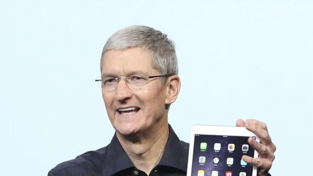 Tim Cook posa con un iPad 2 durante las presentación